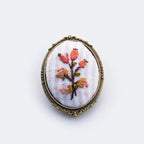 Flor naranja sobre rayas